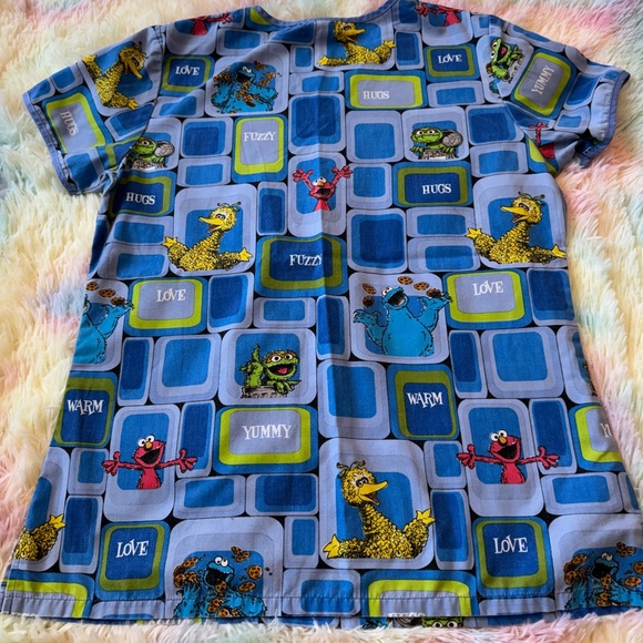 XS Sesame Street Scrub Top - Picture 2 of 4